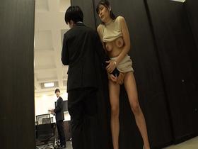 オフィス痴漢で感じちゃう…職場の男達に1日中触られ放題のいつでもOKスレンダー巨乳娘【痴感オフィスレディ・日菜さん24歳の場合】　サンプル画像08